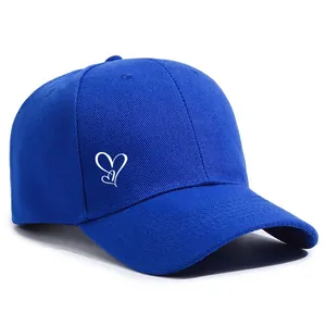 Detailansicht einer leuchtend blauen Baseballkappe mit weißem Herz-Stickmuster-Detail