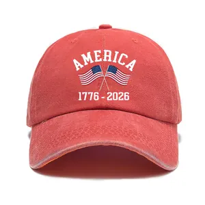 Dettaglio frontale di un cappello da baseball rosso vintage per il 250° degli USA