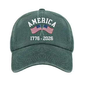Vista frontale di un cappellino da baseball verde lavato con grafica America 1776-2026