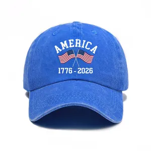 Vista dettagliata della stampa America 1776-2026 su un berretto da baseball vintage