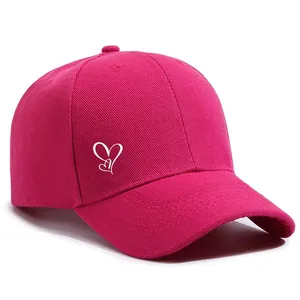 Detailansicht einer fuchsiafarbenen Baseballkappe mit zarter weißer Herzstickerei.