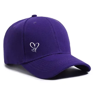 Detailansicht der weißen Doppelherz-Stickerei auf einer lila Premium-Baseballkappe