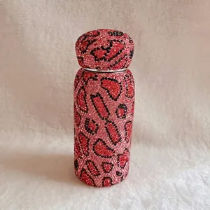 Detailansicht der luxuriösen, mit Strass besetzten Edelstahlflasche im Leopardenmuster