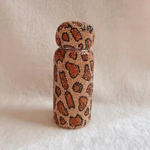 Makro-Detailansicht der luxuriösen 304 Edelstahlflasche mit Leoparden-Strassbesatz