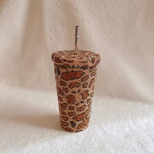 Luxuriöser Thermobecher mit Strasssteinen und Leopardenmuster inkl. Strohhalm