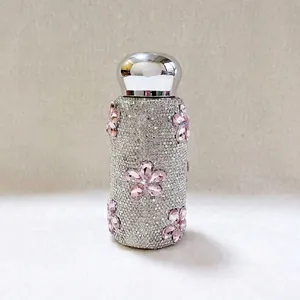 Detailansicht einer luxuriösen, mit Strass besetzten Isolierflasche mit rosa Blumen