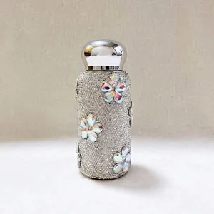 Detail der strassbesetzten Mini-Isolierflasche mit schillernden Kristallblumen