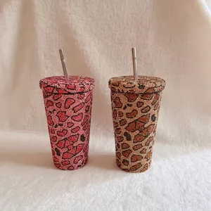Luxuriöse Edelstahlbecher mit Leopardenmuster und glitzernden Strasssteinen und Strohhalm
