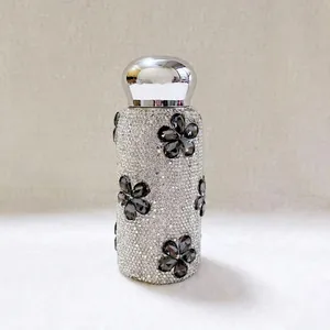 Makroansicht des kristallbesetzten Taschenthermos mit schwarzen Blumensteinen