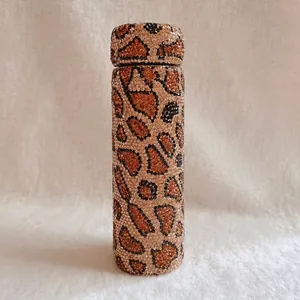 Detailaufnahme der luxuriösen Wasserflasche aus Edelstahl mit Strass und Leopardenmuster.