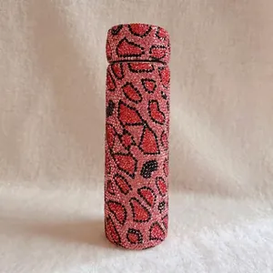 Detaillierte Ansicht der mit Strass besetzten Edelstahlflasche im rosa Leopardenmuster