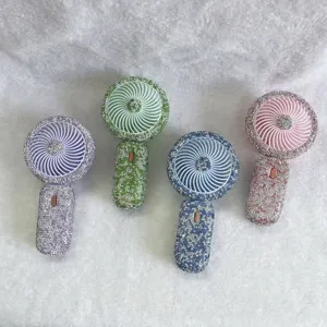 Vier luxe draagbare mini-handventilatoren met strass in paars, groen, blauw en roze