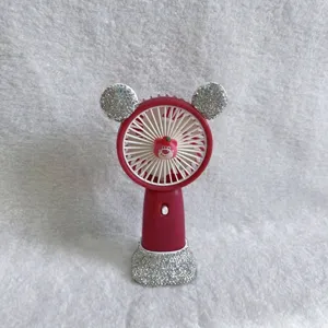 Gedetailleerde weergave van roze handventilator met strass-oren en Lotso-figuur voor op tafel