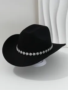Primo piano di cappello da cowboy nero con strass e fiori