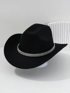 Detailansicht der funkelnden Strass-Z-Kette an diesem schwarzen breitkrempigen Cowboyhut aus Filz