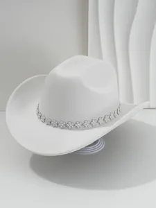 Dettaglio di un cappello da cowboy bianco di lusso con strass floreali decorativi