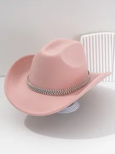 Nahaufnahme eines rosa Filz-Cowboyhuts mit funkelndem Strassband für elegante Partys