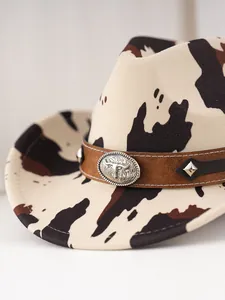 Dettaglio macro di un cappello da cowboy in camoscio maculato con fibbia a toro