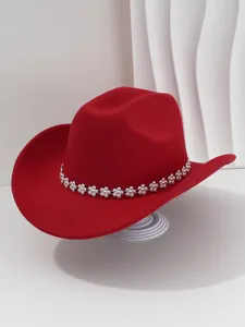Primo piano di cappello da cowboy in lana rossa con fascia di fiori strass