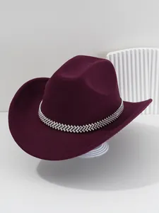 Nahaufnahme eines weinroten Filz-Cowboyhuts mit glitzerndem Strass-Kettenband-Detail