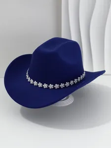 Dettaglio di un cappello da cowboy blu di lusso con elegante decorazione a fiori di strass