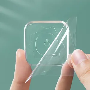 Butée de poignée de porte en silicone transparent avec film de protection à retirer.
