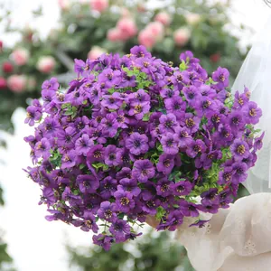 Detailansicht eines lila künstlichen Stiefmütterchen-Bouquets für Haus und Garten.