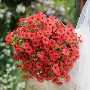 Nahaufnahme eines leuchtend roten künstlichen Stiefmütterchen-Bouquets für die Gartendeko
