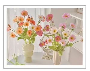 Wunderschöne naturgetreue künstliche Mohnblumen in Vasen für die elegante Innendekoration