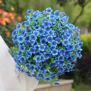 Nahaufnahme eines leuchtend blauen künstlichen Stiefmütterchen-Bouquets für den Garten.