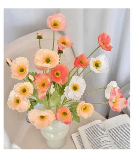 Detailaufnahme von hochwertigen künstlichen Mohnblumen mit beflockten langen Stielen