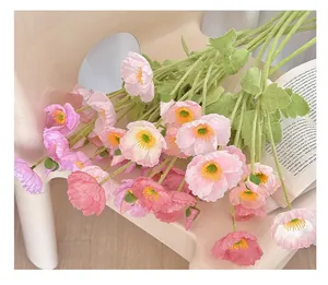 Nahaufnahme realistischer beflockter künstlicher Mohnblumen in Rosa und Weiß