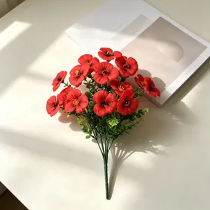 Lebendiger roter künstlicher Stiefmütterchenstrauß mit Eukalyptus für Wohndeko