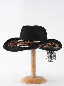 Primo piano di un cappello da cowboy nero con eleganti ricami a forma di rosa.