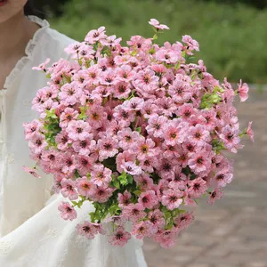 Detail realistischer künstlicher Stiefmütterchen in Rosa für die Gartendekoration