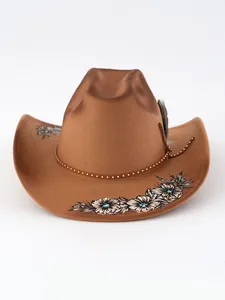 Brauner Western-Filzhut mit Blumenstickerei, Feder und Nietenverzierung im Detail