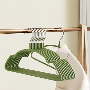 Set de perchas de resina verde antideslizantes con diseño de hombro curvado sin marcas