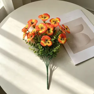 Detailansicht eines orangefarbenen künstlichen Stiefmütterchen- und Eukalyptusstraußes