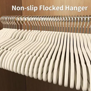 Cintres en velours antidérapants de couleur blanc crème pour un rangement de placard optimal