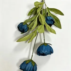 Makrodetailansicht künstlicher blauer Pfingstrosenknospen mit realistischen grünen Blättern.