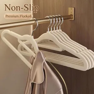Cintres en velours beige antidérapants de qualité supérieure pour le rangement du dressing
