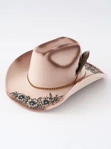 Detaillierte Nahaufnahme eines Cowboyhuts aus Filz mit Blumendruck und Feder-Accessoire.