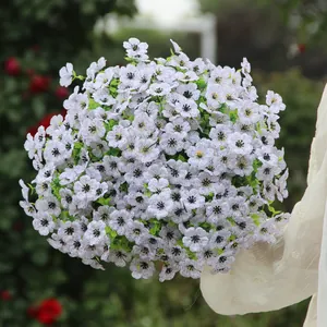 Nahaufnahme eines üppigen weißen Stiefmütterchen-Bouquets mit lila Adern und gelber Mitte