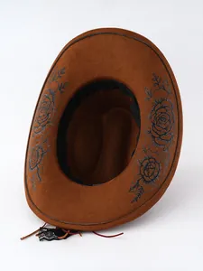 Dettaglio cappello da cowboy in camoscio marrone con stampa floreale di rose
