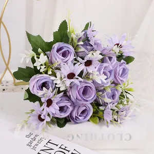 Eleganter künstlicher Rosenstrauß in Violett mit Gänseblümchen für die Heimdekoration