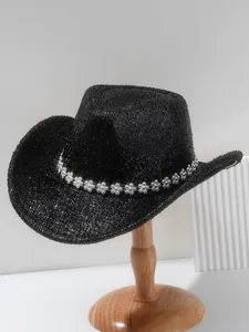 Vue détaillée d'un chapeau de cow-boy noir scintillant avec bandeau à fleurs strass
