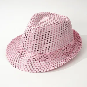 Detalle de cerca de sombrero de jazz con lentejuelas rosas para fiesta brillante
