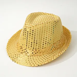 Vista detallada del sombrero fedora de lentejuelas doradas que muestra su textura.