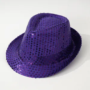 Primer plano de un sombrero fedora de lentejuelas moradas con diseño de copa de corazón.