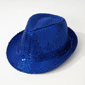 Primer plano de un sombrero fedora con lentejuelas azul real y diseño de copa pinzada